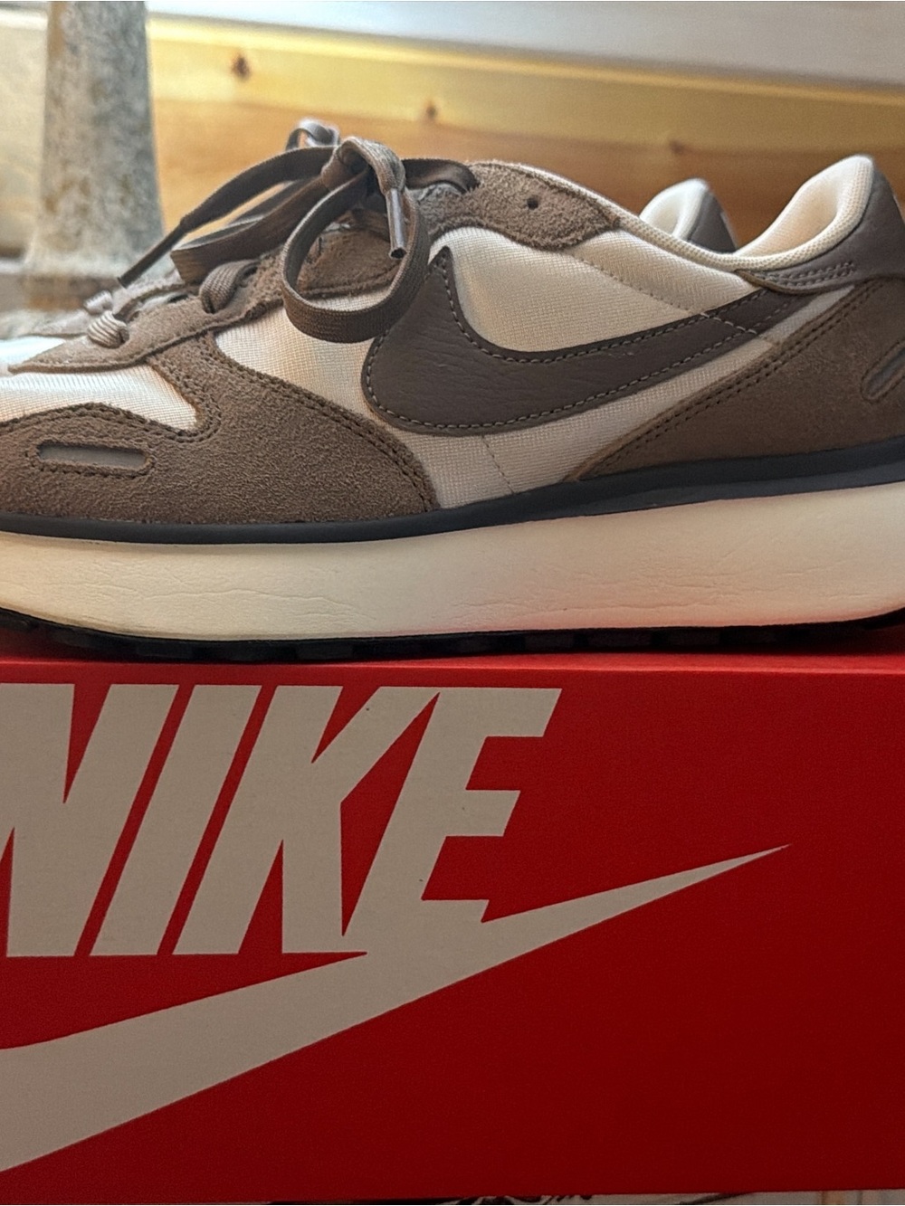 Nike Casual Trainer in Cream and Brown